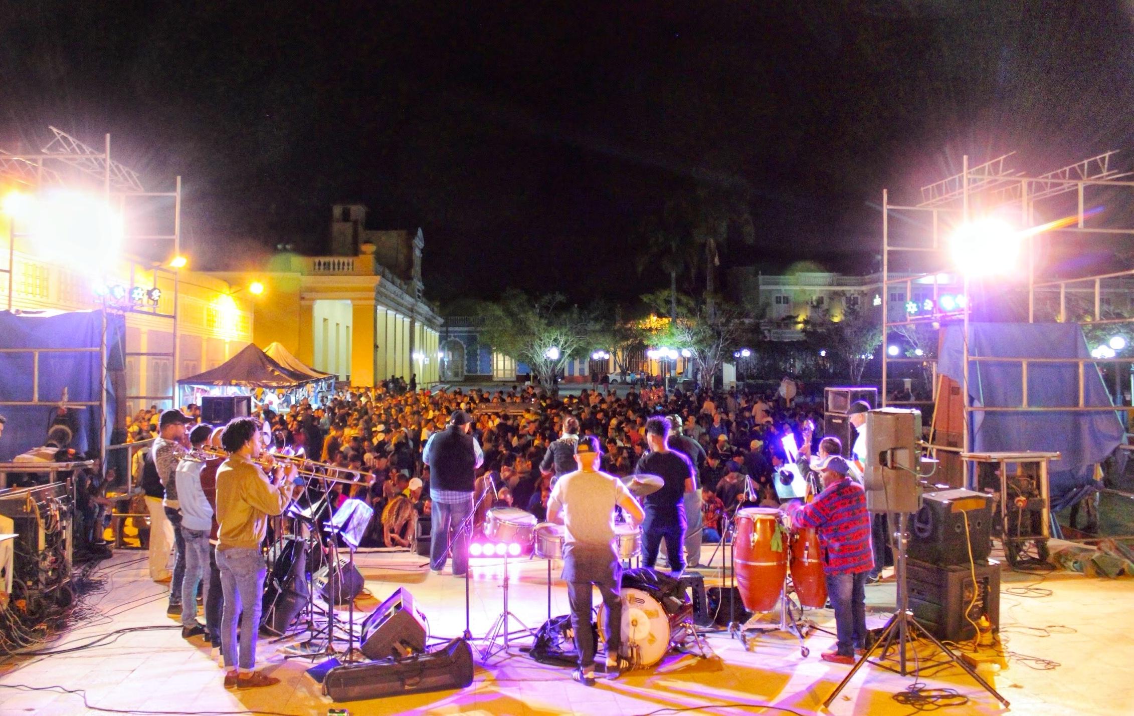 Uma banda apresenta em Trinidad Uma banda apresenta em Trinidad, Cuba