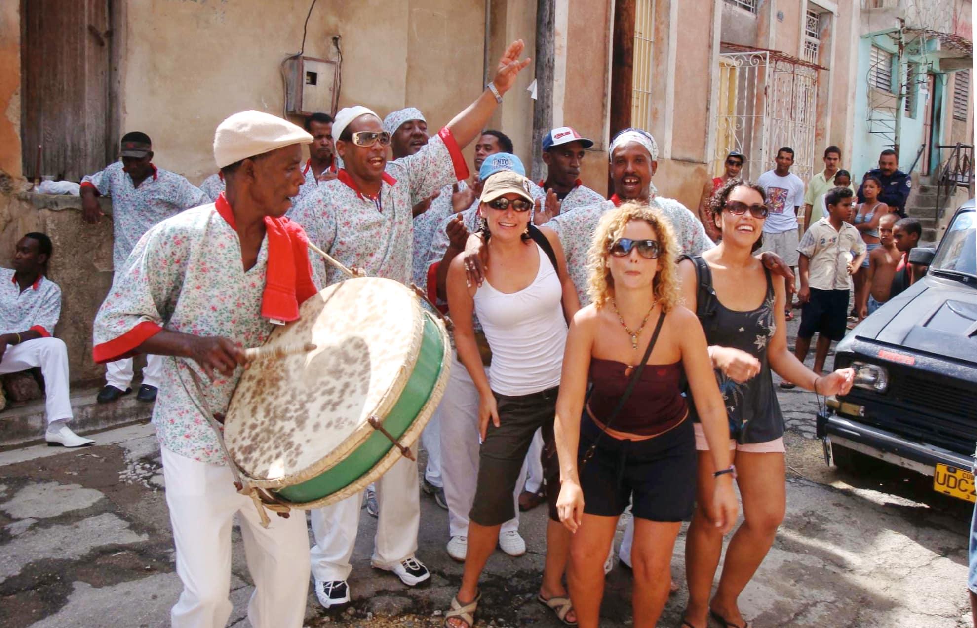 Uma banda de carnaval festeja com foliões em Santiago de Cuba Uma banda de carnaval festeja com foliões em Santiago de Cuba