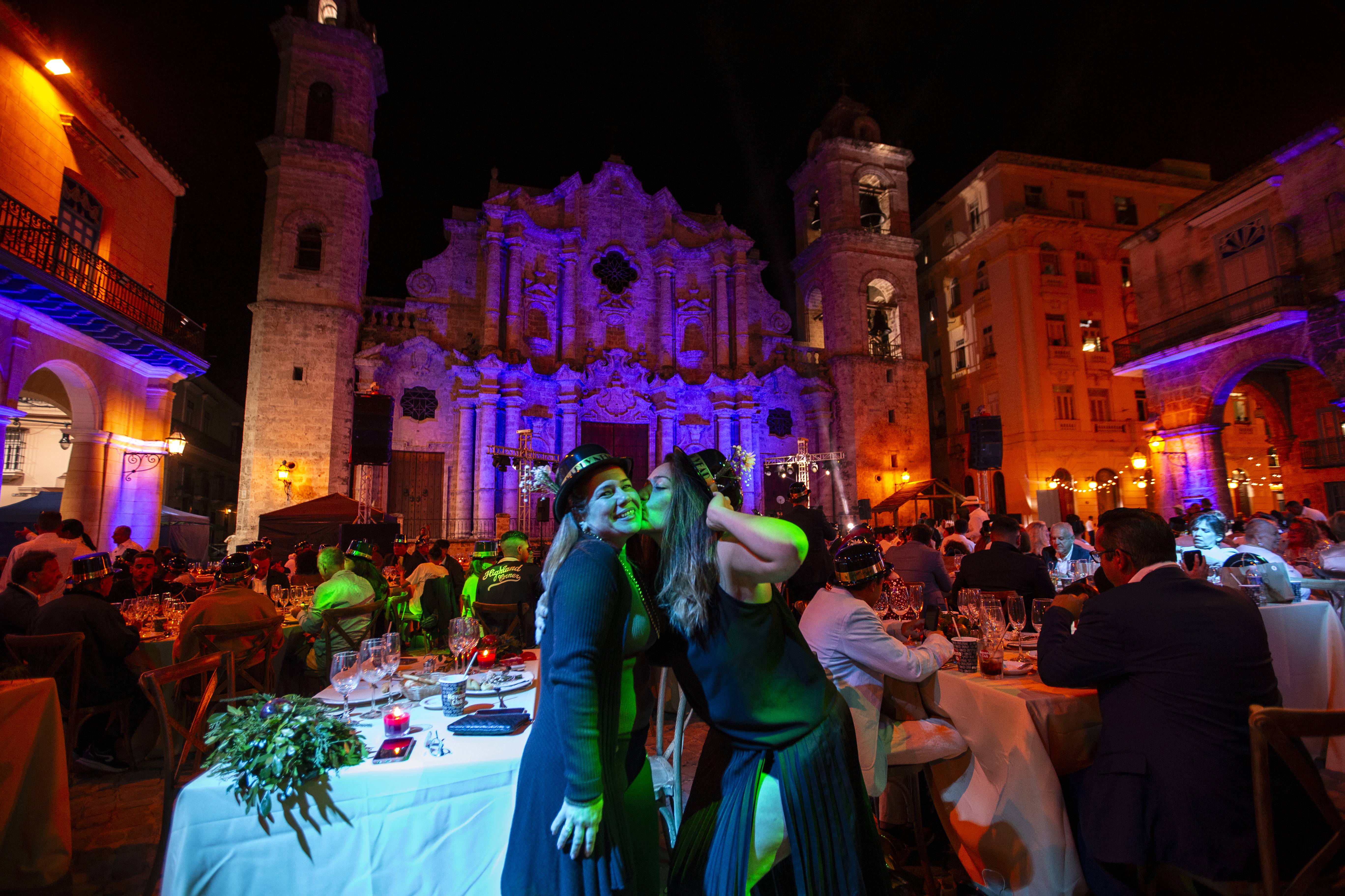 A midnight kiss in Havana A midnight kiss in Havana