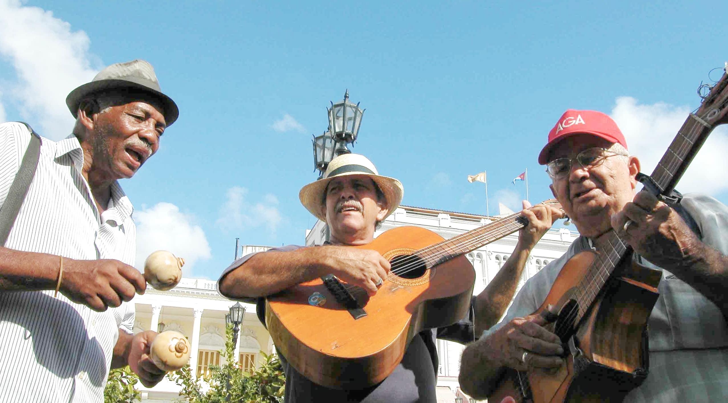 Um trio de músicos tocando em Santiago de Cuba Um trio de músicos tocando em Santiago de Cuba