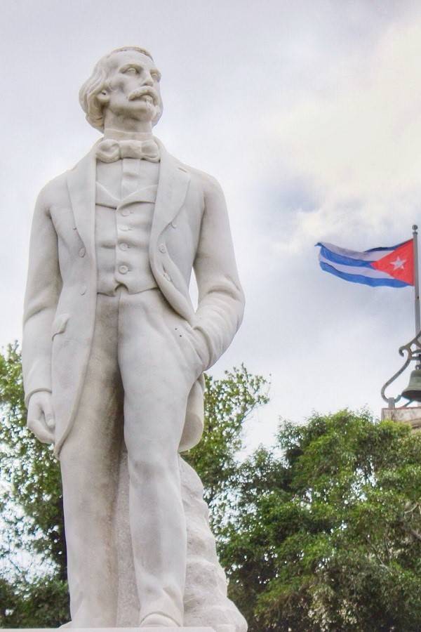 Carlos Manuel de Cespedes statue in Plaza de Armas, Old Havana statue of Carlos Manuel de Cespedes