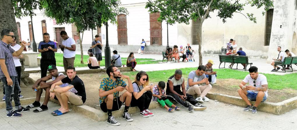 Um praça pública em Havana Velha com Wi-Fi