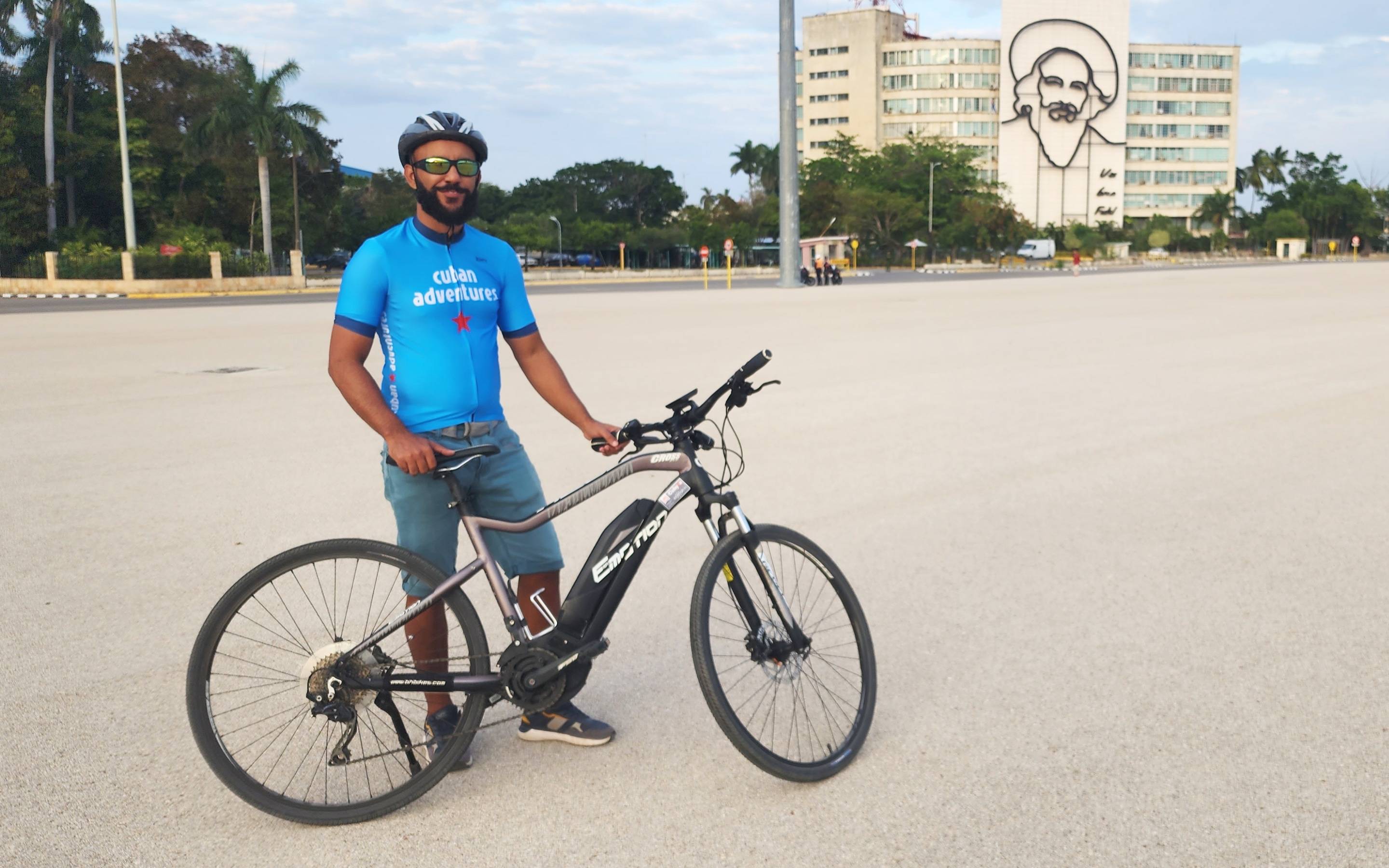 Daniel with the eBike in the Plaza de la Revolucion, Havana Daniel with the Easy Motion Rebel Cross Lite PW in Havana, Cuba