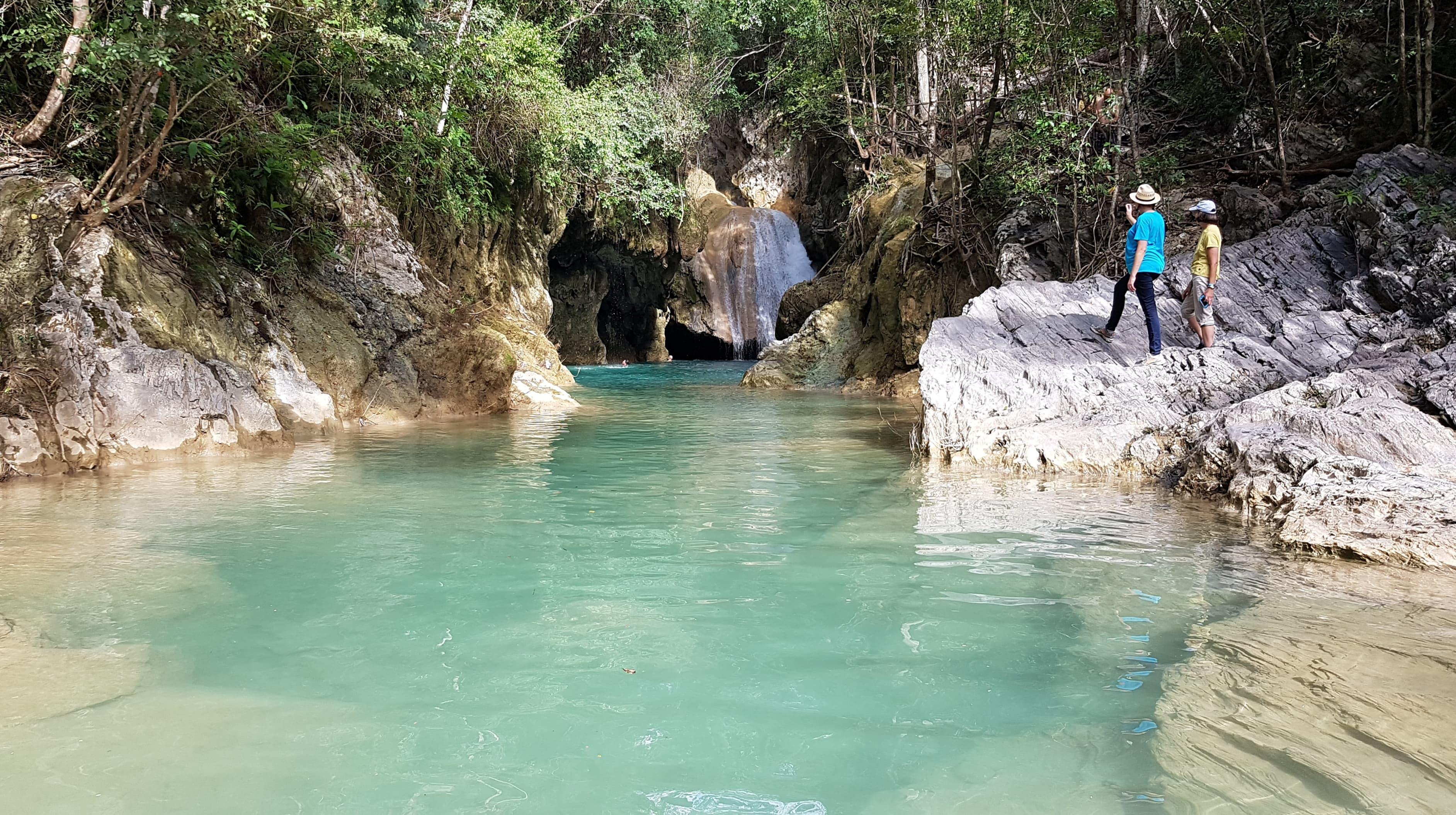 Cachoeira El Cubano perto de Trinidad Uma cachoeira com piscina natural em Topes de Collantes em Trinidad, Cuba