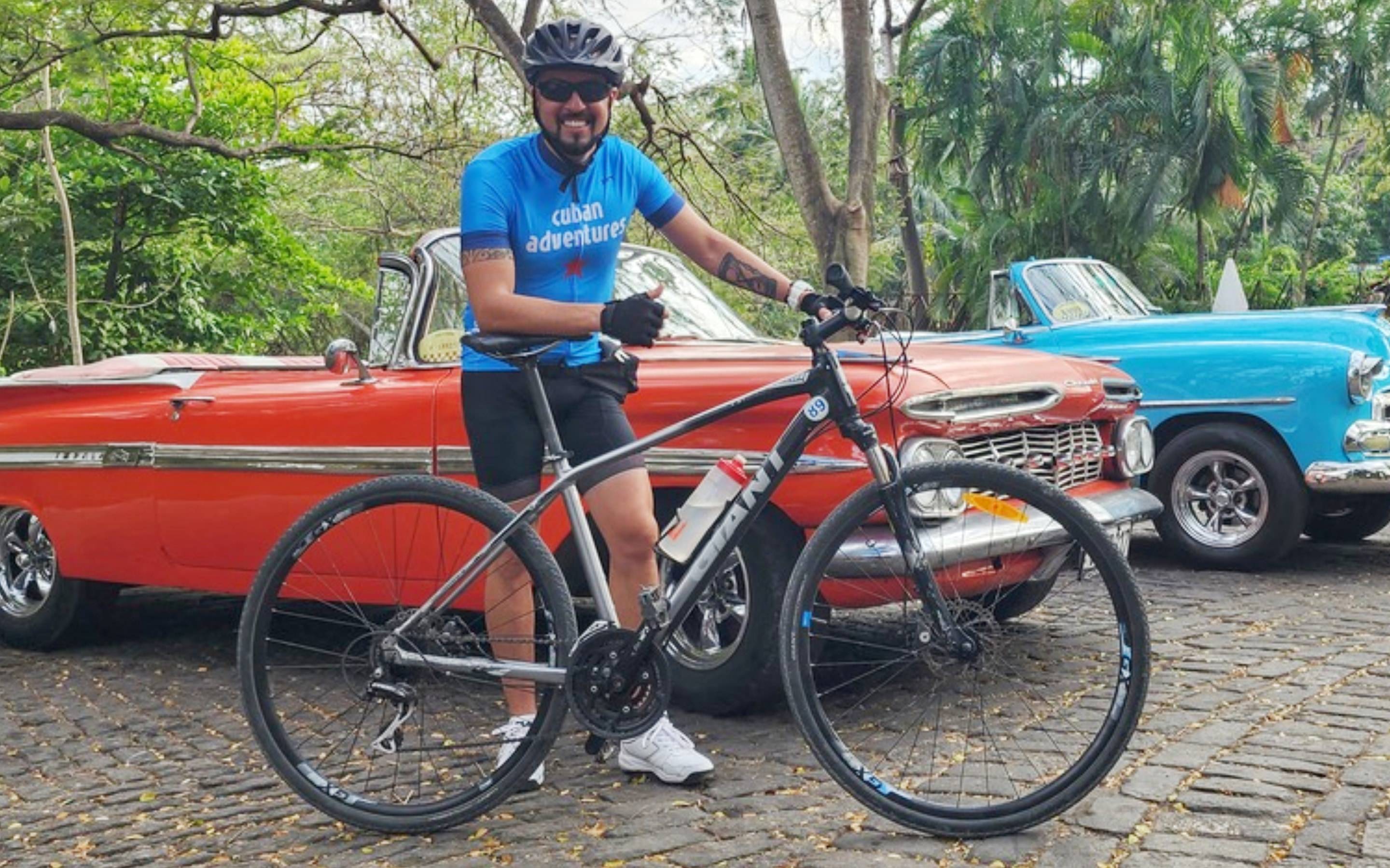 Reinaldo with a Giant Roam 3 Disc (black frame) Reinaldo with a Giant Roam 3 Disc (black frame) in Havana, Cuba