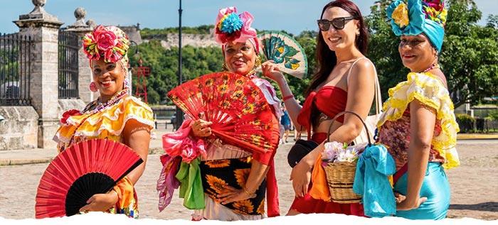 Girl with dressed-up women at Templete
