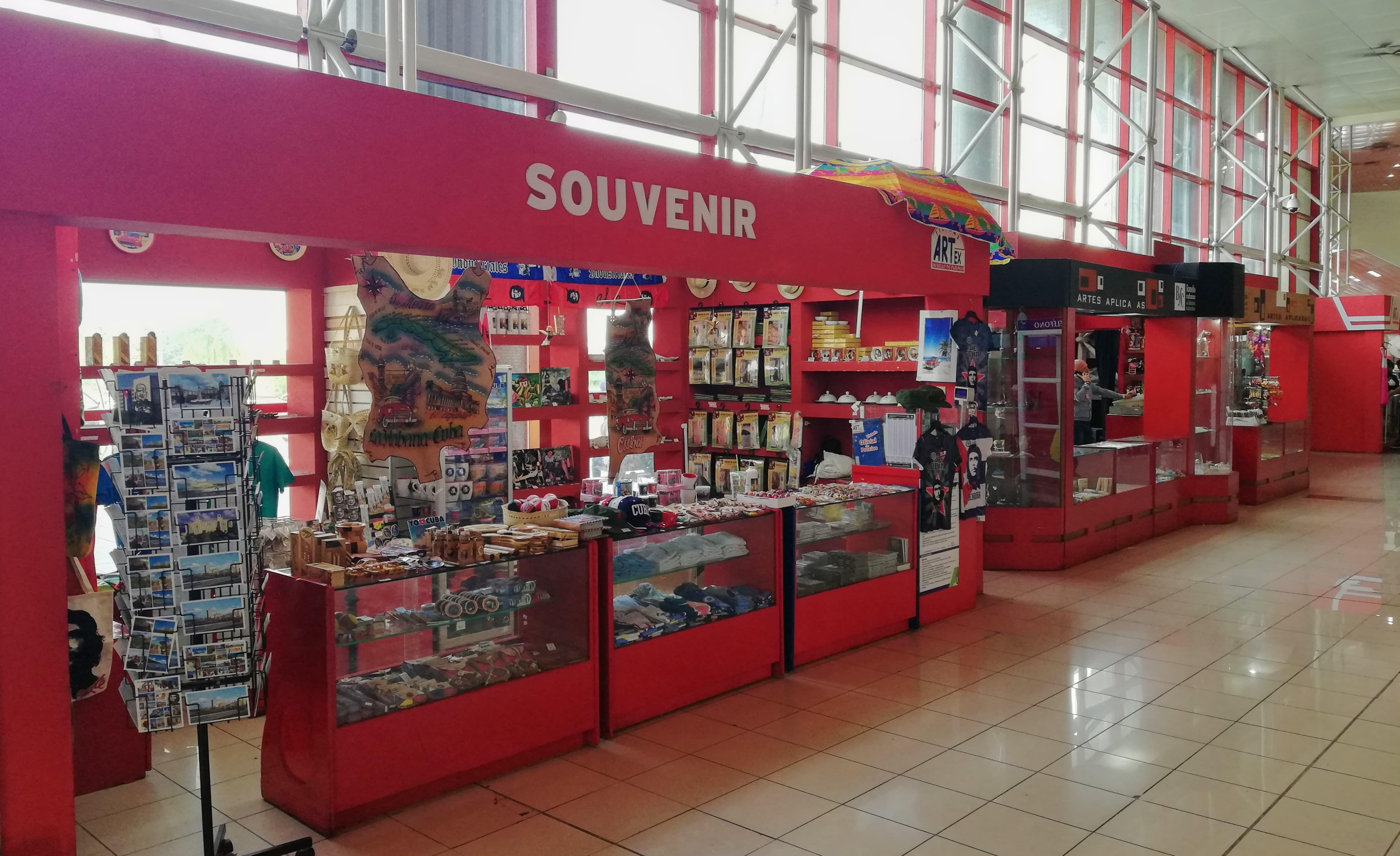 Lembranças á venda no aeroporto de Havana, Cuba