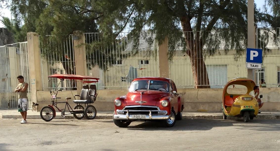 Os famosos cocotáxis e bicitáxis em Havana