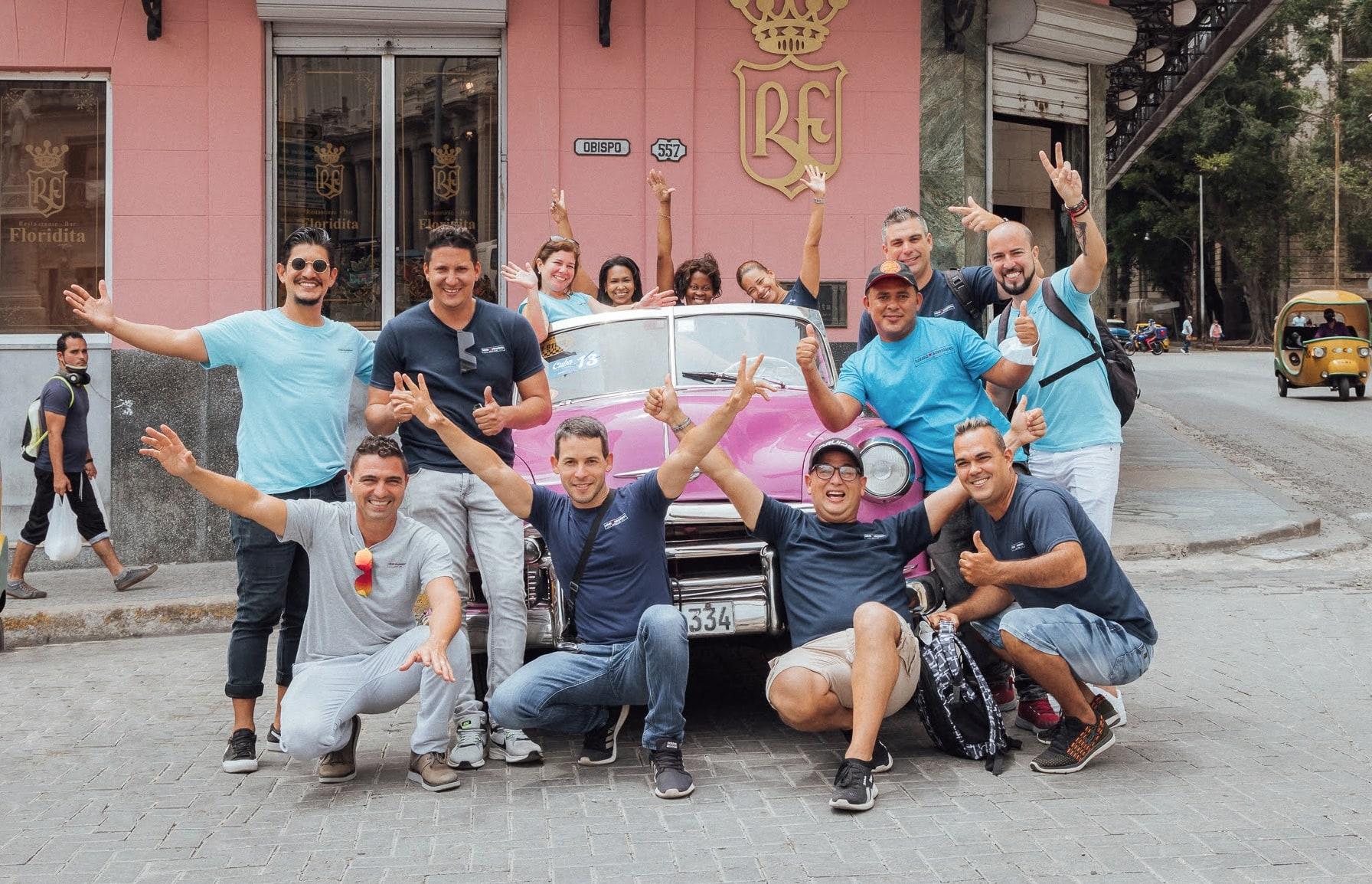 Nossos guias em o centro histórico de Havana Nossos guias em Cuba posando com um carro antigo no centro historico de Havana
