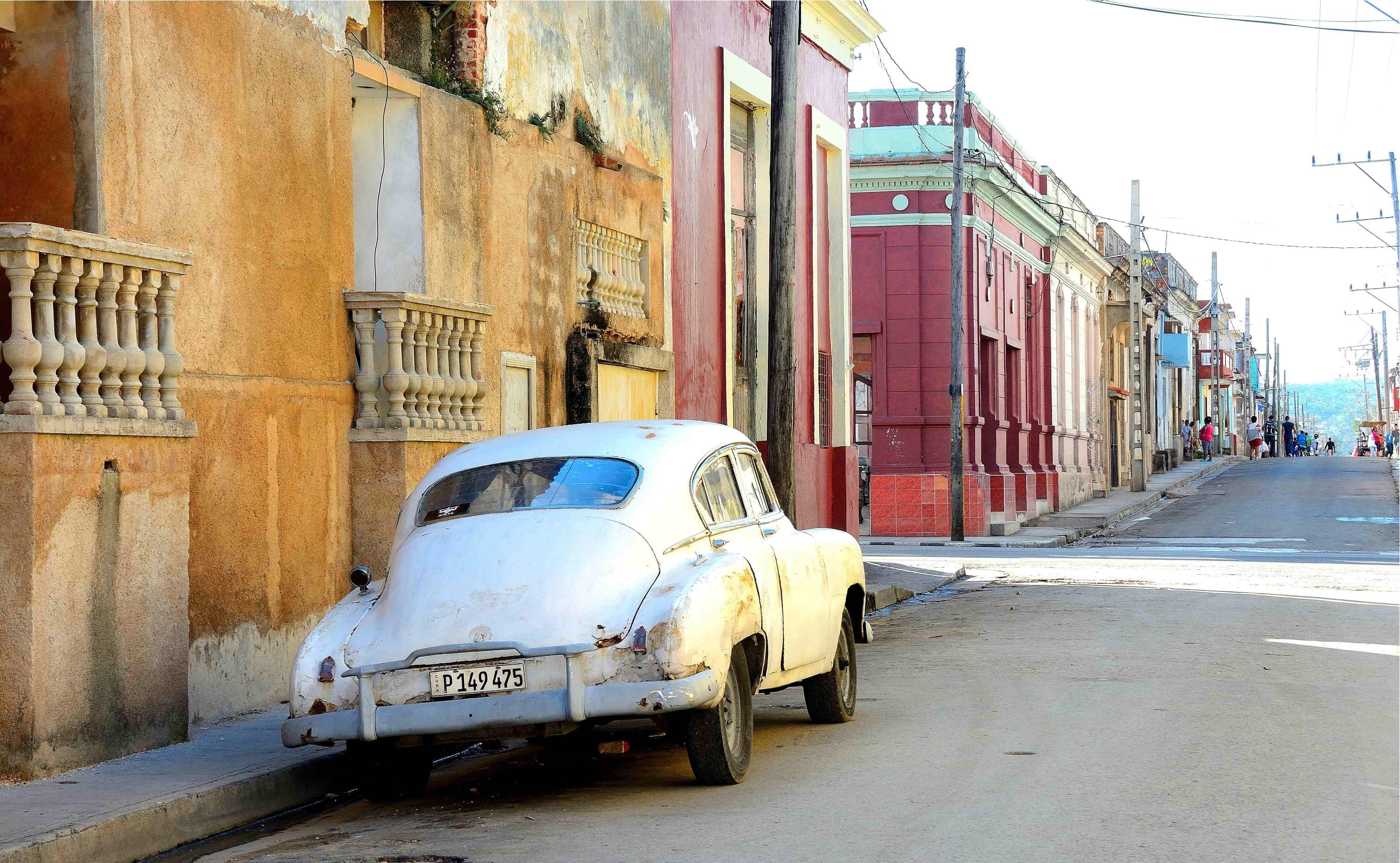 Santiago de Cuba Um carro velho estacionado em uma rua de Santiago de Cub