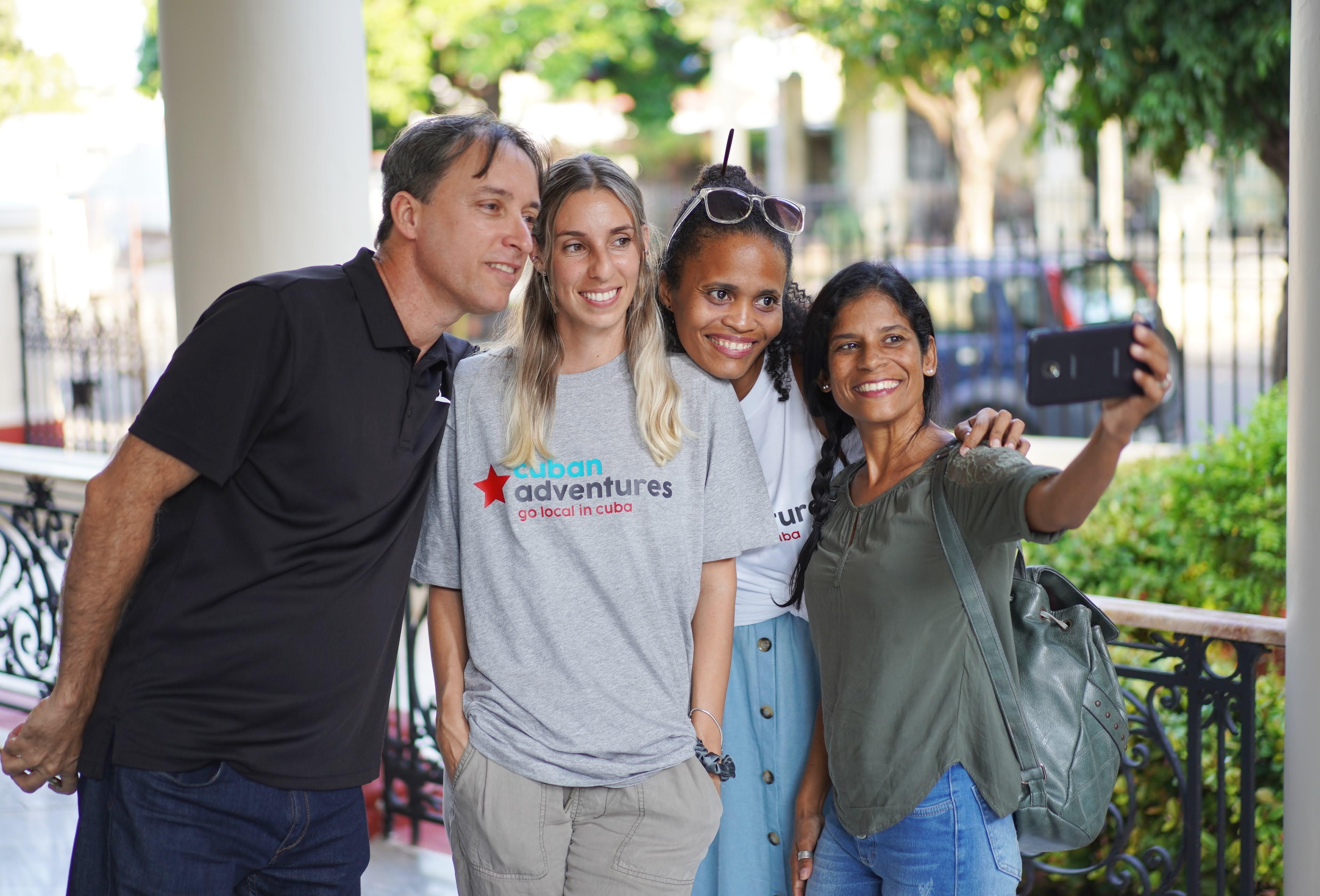 Alguns de nossos guias em Cuba posando juntos para um selfie Nossos guias em Cuba posando juntos para um selfie