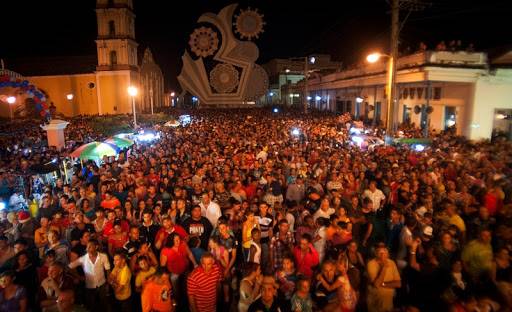 The residents of San Salvador hoist their neighbourhood symbol The residents of San Salvador hoist their neighbourhood symbol