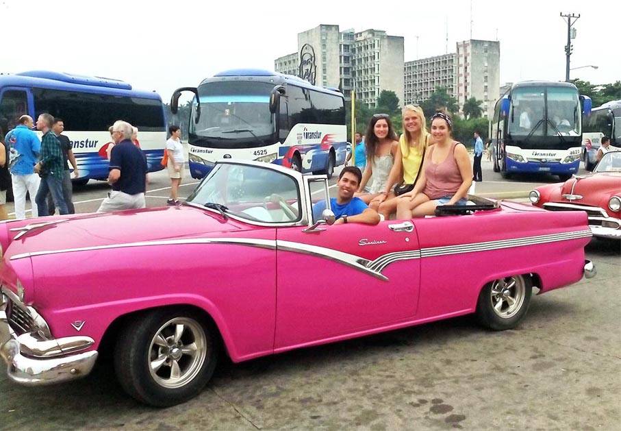 Tour guide Armando Lee Socarras with 3 happy customers in his Ford Fairline '56 that he and his father painted pink only recently. Tour guide Armando Lee Socarras with 3 happy customers in his Ford Fairline '56 that he and his father painted pink only recently.