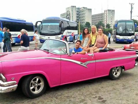 Tour guide Armando Lee Socarras with 3 happy customers in his Ford Fairline '56 that he and his father painted pink only recently. Tour guide Armando Lee Socarras with 3 happy customers in his Ford Fairline '56 that he and his father painted pink only recently.