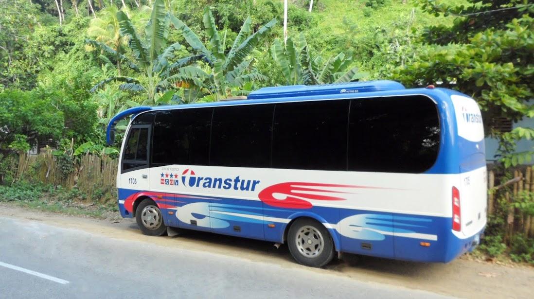 Um de nossos ônibus em Cuba